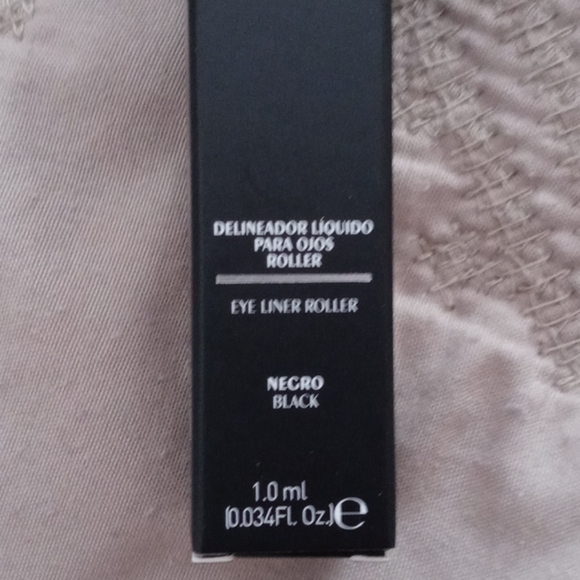 Covergirl make-up - Picture 3 of 3